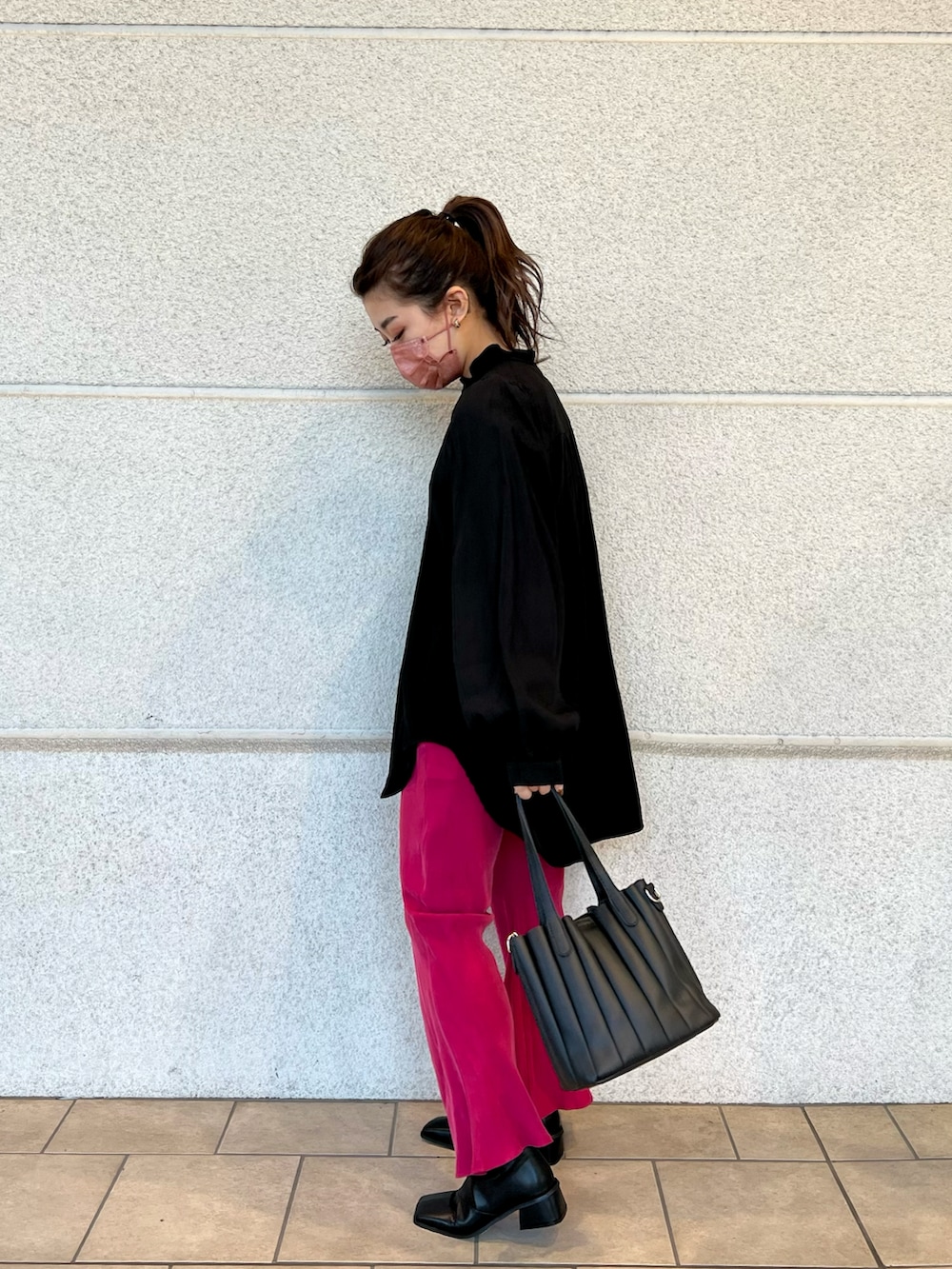 ブラック系のシャツ/ブラウス、ブラック系のハンドバッグ、ピンク系のスラックスを着用したレディースの冬コーディネートの2枚目の写真