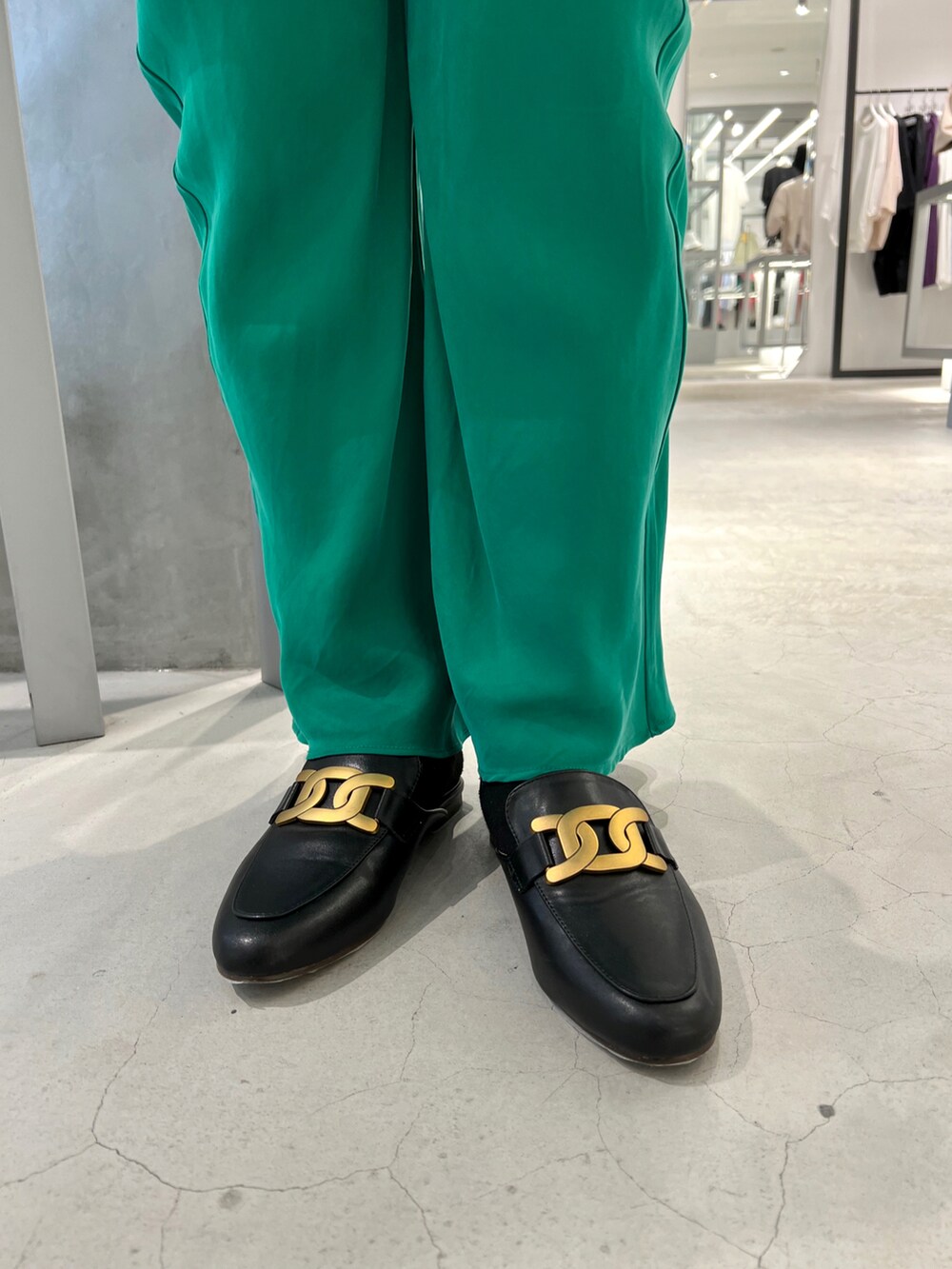 「シンプル、モード、エリ付き、襟付きトップス、ブラウス、黒、グリーン、グリーンパンツ、パンツスタイル、カラー×コーデ、雨の日コーデ、低身長コーデ、ボリューム袖、今日のコーデ、ootd」｜「Lui'sのビッグカラーボリュームスリーブシャツ（シャツ/ブラウス、ブラック系）」を使った、makoさん（レディース・155cm）の春コーディネートの5枚目の写真