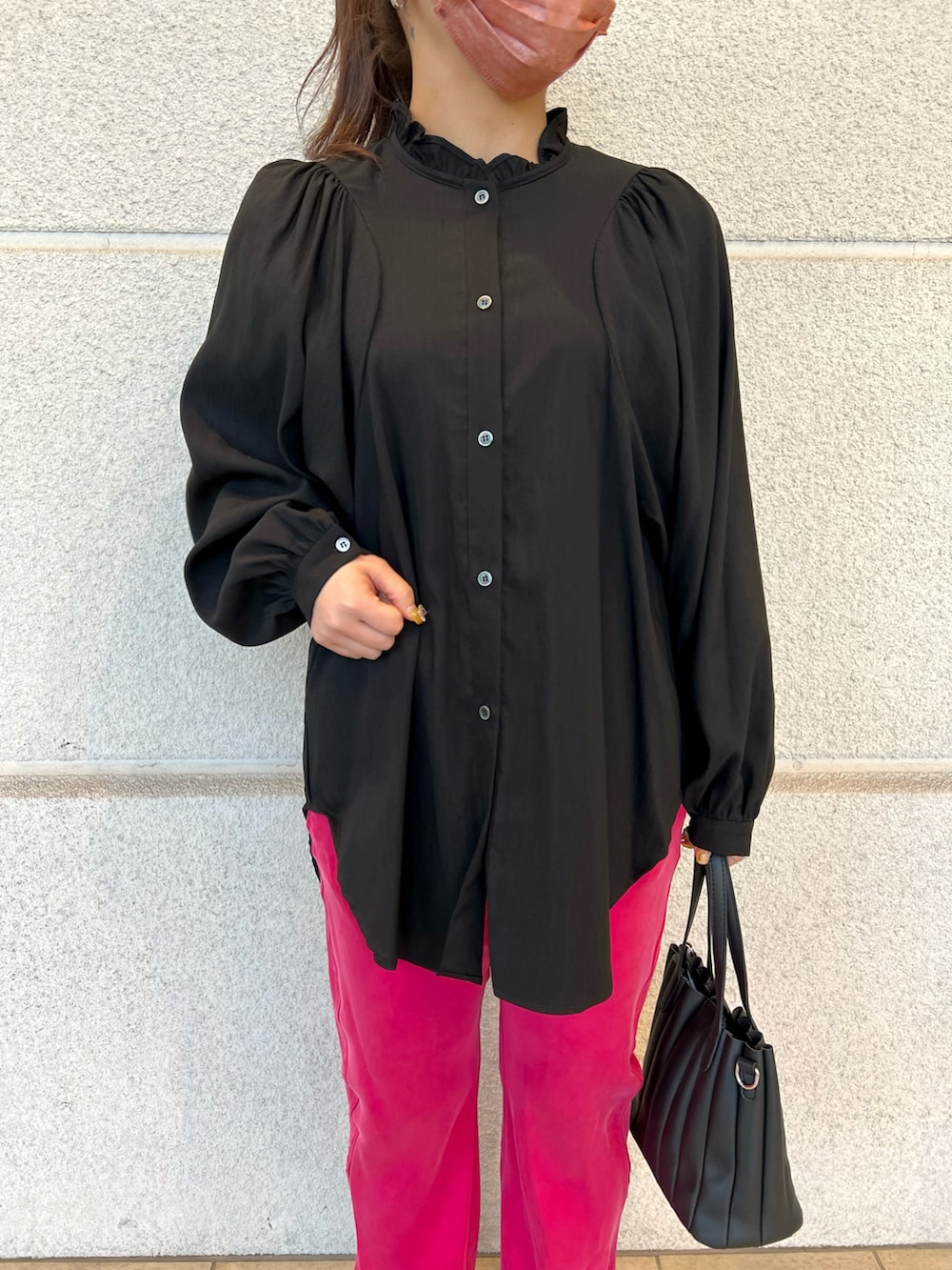 ブラック系のシャツ/ブラウス、ブラック系のハンドバッグ、ピンク系のスラックスを着用したレディースの冬コーディネートの4枚目の写真