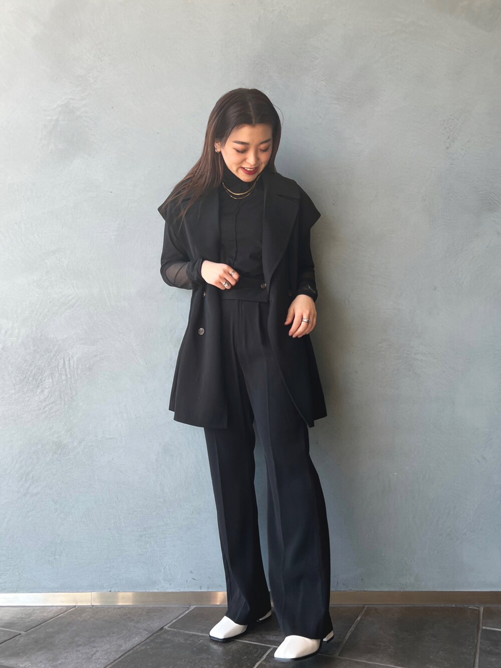 「シンプルコーデ、春先取り、大人かわいい、春コーデ、トレンド、リラックススタイル、ブラック、オールブラック、セットアップ、セットアップスタイル、トレンチジレ、ジレ、ジレスタイル、シアートップス、白ブーツ」｜「Lui'sのシアー切替タートルネック（Tシャツ/カットソー、ブラック系）」を使った、makoさん（レディース・155cm）の冬コーディネートの2枚目の写真