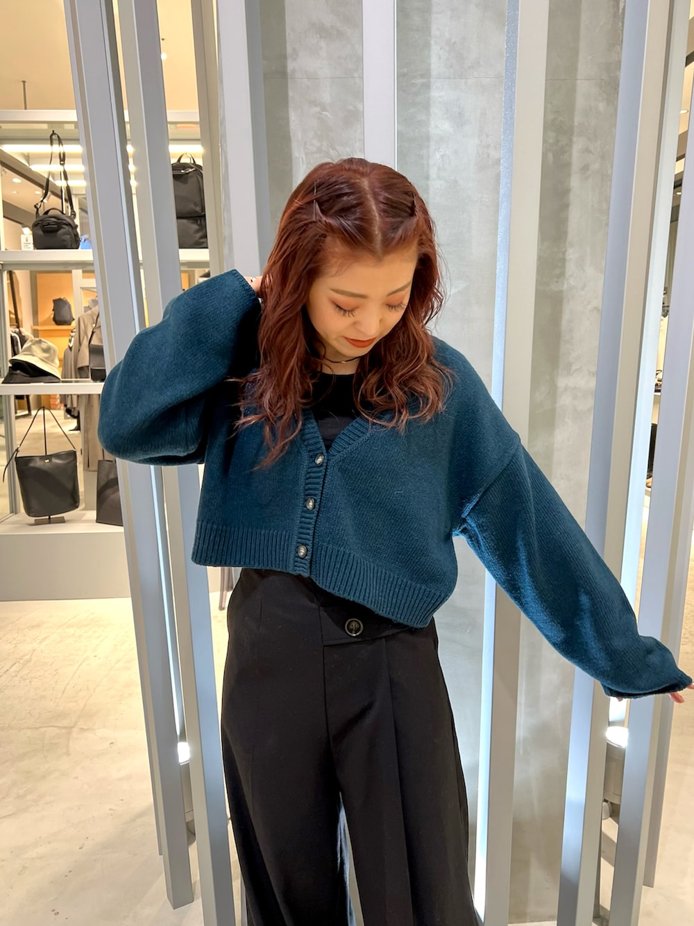 グリーン系のカーディガン/ボレロ、ブラック系のその他パンツ、ホワイト系のローファーを着用したレディースの冬コーディネートの4枚目の写真