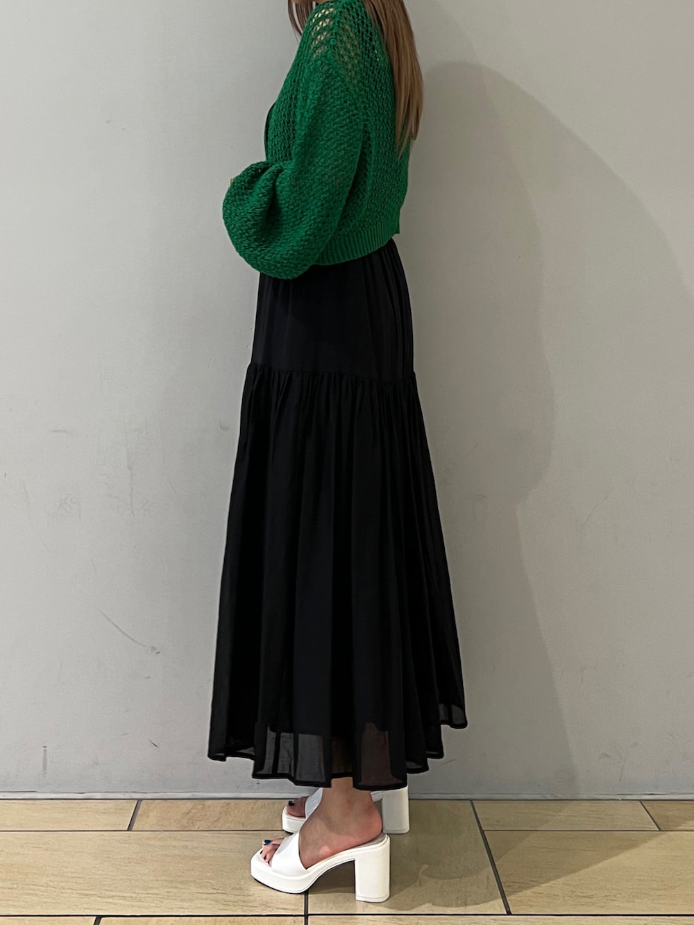 ブラック系のワンピース、グリーン系のカーディガン/ボレロを着用したレディースの夏コーディネートの3枚目の写真