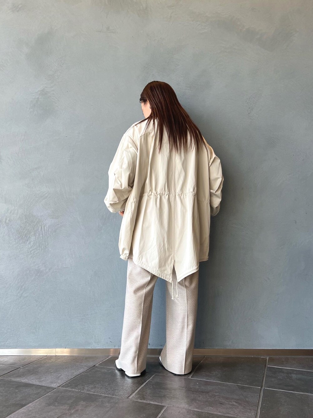 「ゆるコーデ、カジュアルコーデ、オトナカジュアル、大人かわいい、春服、モッズコート、モッズコーデ、キレイめ、低身長コーデ、ゆるパンツ、Lui's、luisfemme、リラックス、オーバーサイズ、春コーデ」｜「Lui'sのミドルモッズコート（モッズコート、ホワイト系）」を使った、makoさん（レディース・155cm）の冬コーディネートの3枚目の写真