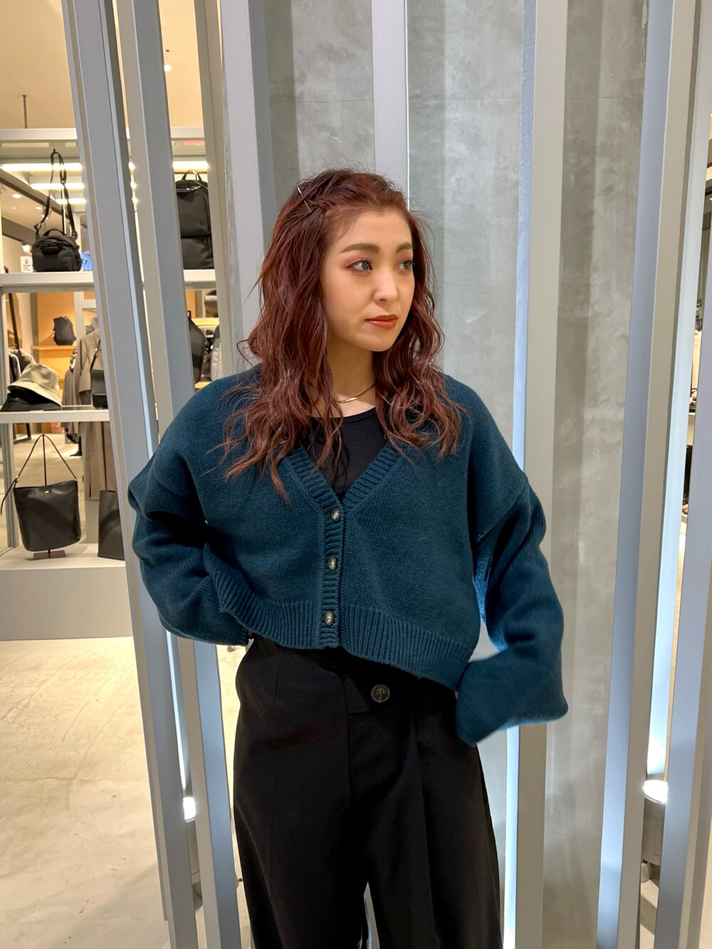 グリーン系のカーディガン/ボレロ、ブラック系のその他パンツ、ホワイト系のローファーを着用したレディースの冬コーディネートの3枚目の写真