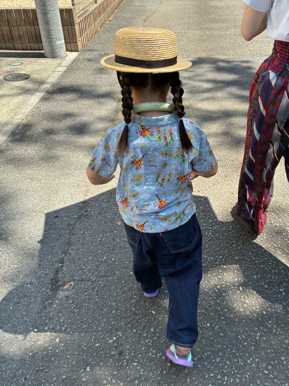 ベージュ系のハットを着用したキッズの夏コーディネートの2枚目の写真