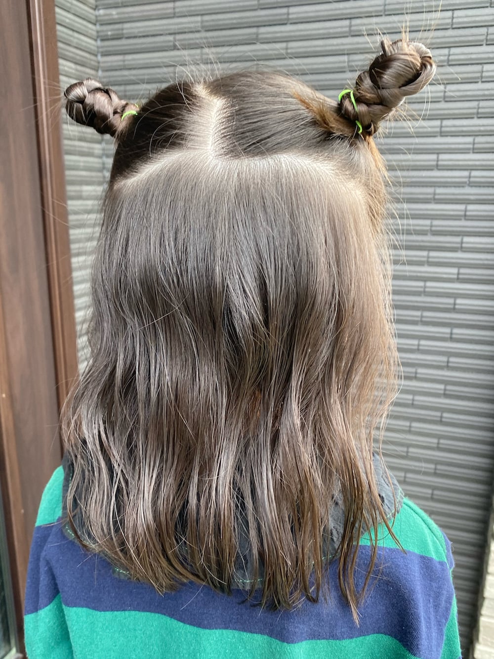 ブルー系のデニムスカート、ブラック系のスニーカー、グリーン系のポロシャツを着用したキッズの秋コーディネートの2枚目の写真