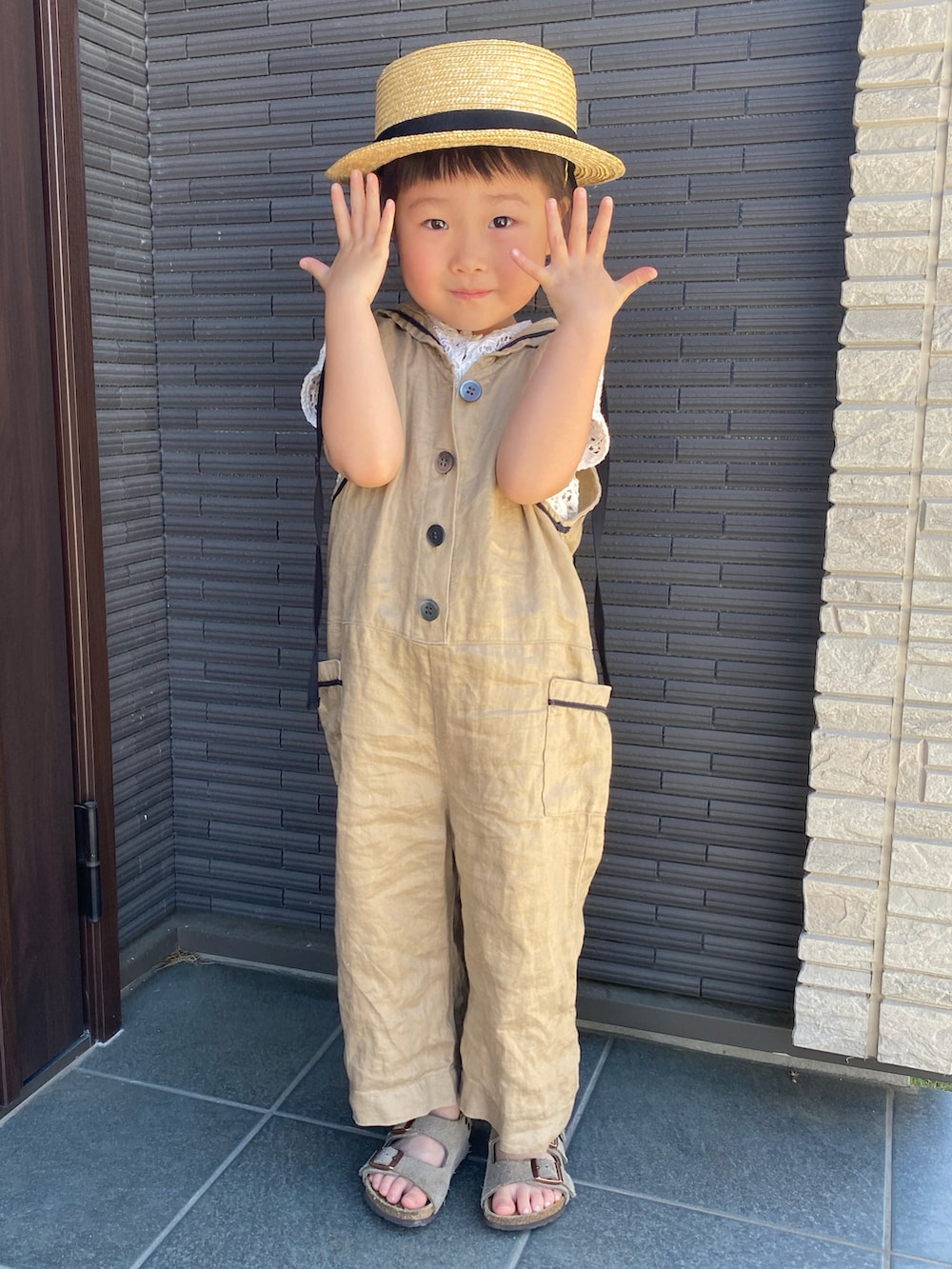 ベージュ系のつなぎ/オールインワン、ベージュ系のサンダルを着用したキッズの春コーディネートの2枚目の写真