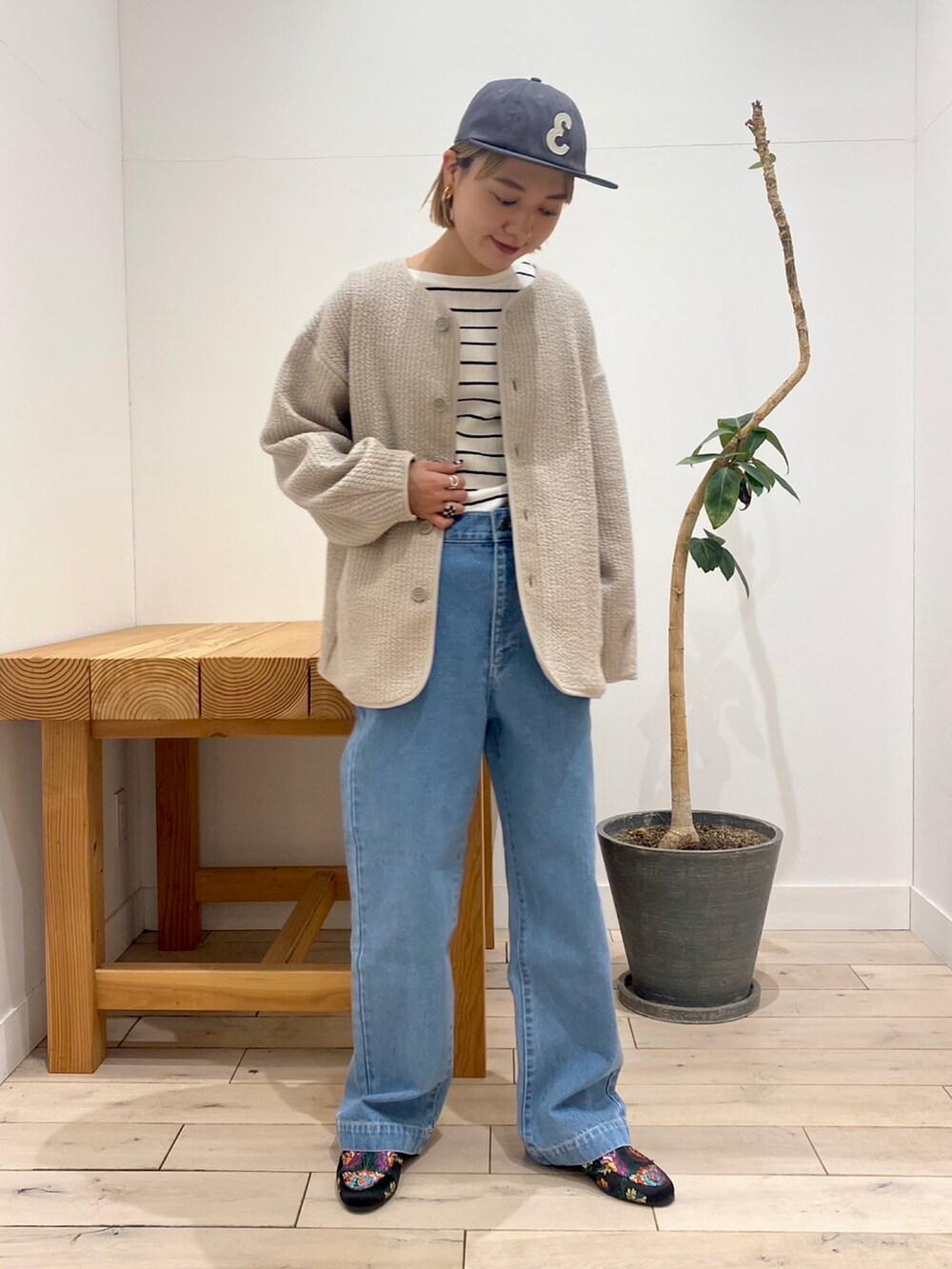 「春コーデ、ボーイズデニム、メンズライク、キルトジャケット、春色、デニムパンツ、ボーダー、URBAN RESEARCH DOORS、FORK&SPOON、EKAL、キャップ、休日スタイル、ゆるコーデ、カジュアルコーデ、ユニセックス」｜「EKALの8パネルツイルベースボールキャップ（キャップ、グレー系）」を使った、naminoさん（レディース・154cm）の冬コーディネートの3枚目の写真