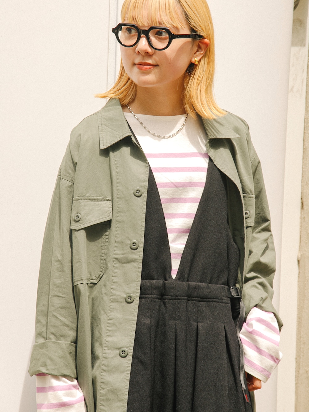 ピンク系のTシャツ/カットソー、グリーン系のシャツ/ブラウス、ブラック系のワンピース/ドレスを着用したレディースの秋コーディネートの3枚目の写真