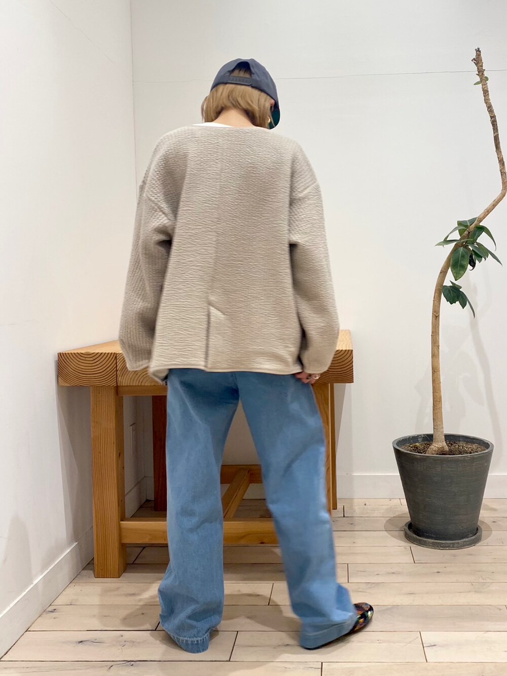 「春コーデ、ボーイズデニム、メンズライク、キルトジャケット、春色、デニムパンツ、ボーダー、URBAN RESEARCH DOORS、FORK&SPOON、EKAL、キャップ、休日スタイル、ゆるコーデ、カジュアルコーデ、ユニセックス」｜「EKALの8パネルツイルベースボールキャップ（キャップ、グレー系）」を使った、naminoさん（レディース・154cm）の冬コーディネートの5枚目の写真