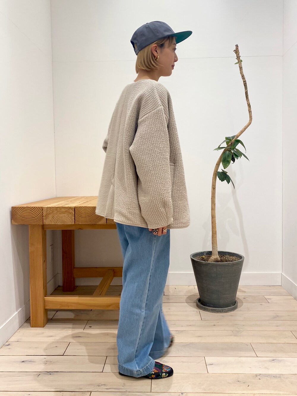 「春コーデ、ボーイズデニム、メンズライク、キルトジャケット、春色、デニムパンツ、ボーダー、URBAN RESEARCH DOORS、FORK&SPOON、EKAL、キャップ、休日スタイル、ゆるコーデ、カジュアルコーデ、ユニセックス」｜「EKALの8パネルツイルベースボールキャップ（キャップ、グレー系）」を使った、naminoさん（レディース・154cm）の冬コーディネートの4枚目の写真