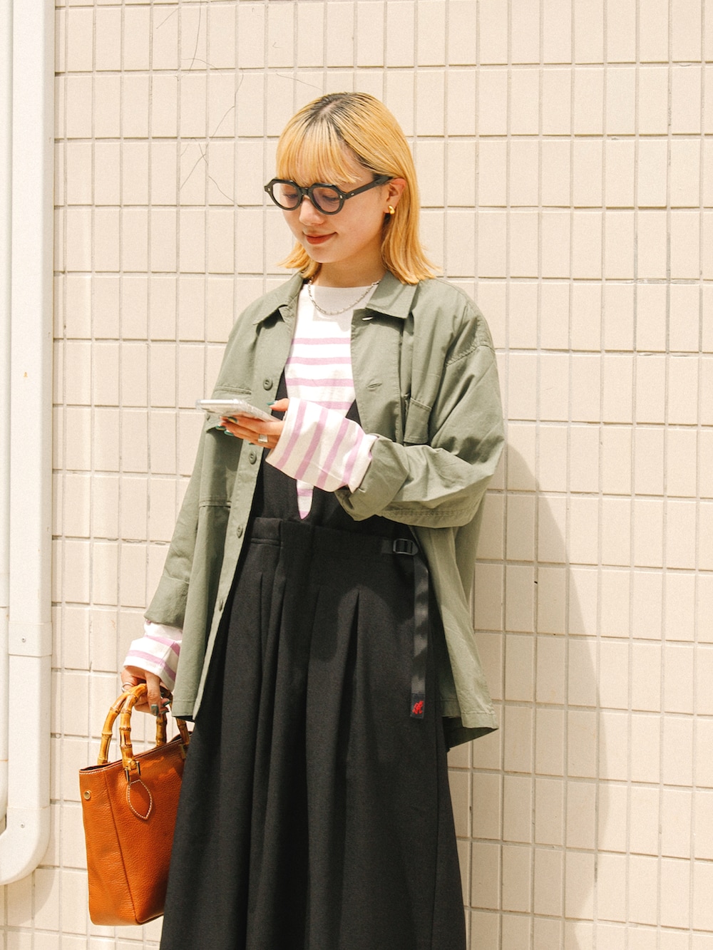 ピンク系のTシャツ/カットソー、グリーン系のシャツ/ブラウス、ブラック系のワンピース/ドレスを着用したレディースの秋コーディネートの2枚目の写真