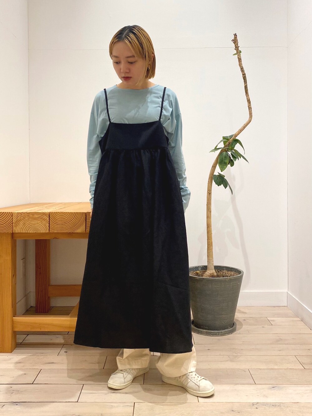 「春コーデ、カジュアルコーデ、休日スタイル、キャミワンピ、シアートップス、unfil、かぐれ、ほめられ本命コーデ、レイヤードスタイル、春先取り、低身長、URBAN RESEARCH DOORS、きれいめコーディネート、おしゃれさんと繋がりたい、キレイめカジュアル」｜「unfilのアイテム（トップス、ブルー系）」を使った、naminoさん（レディース・154cm）の冬コーディネートの2枚目の写真