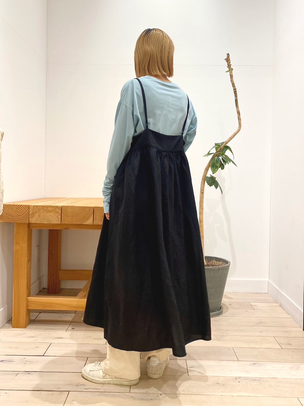 「春コーデ、カジュアルコーデ、休日スタイル、キャミワンピ、シアートップス、unfil、かぐれ、ほめられ本命コーデ、レイヤードスタイル、春先取り、低身長、URBAN RESEARCH DOORS、きれいめコーディネート、おしゃれさんと繋がりたい、キレイめカジュアル」｜「unfilのアイテム（トップス、ブルー系）」を使った、naminoさん（レディース・154cm）の冬コーディネートの5枚目の写真