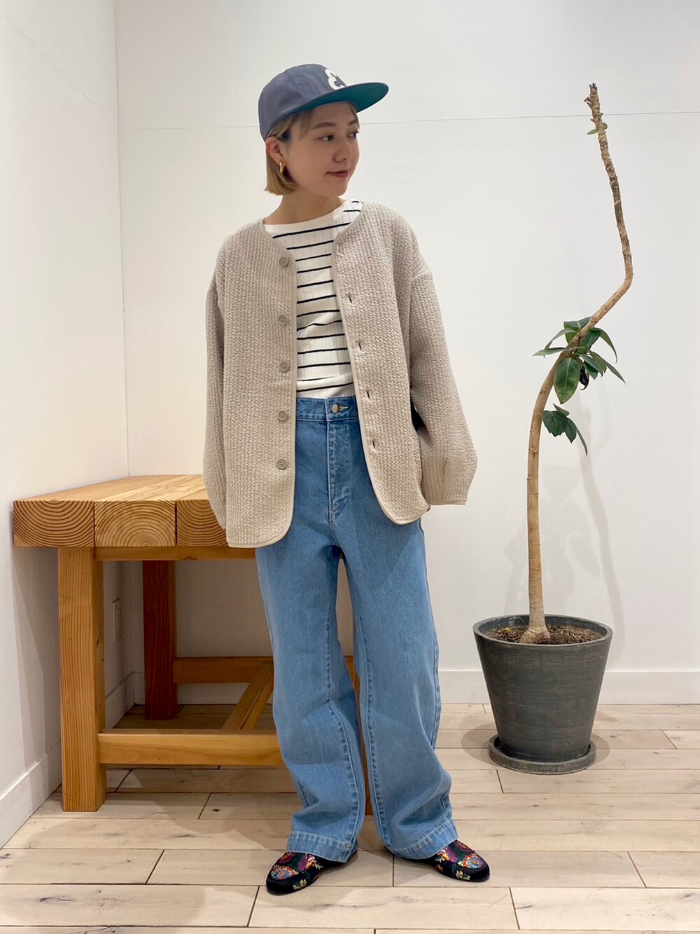 「春コーデ、ボーイズデニム、メンズライク、キルトジャケット、春色、デニムパンツ、ボーダー、URBAN RESEARCH DOORS、FORK&SPOON、EKAL、キャップ、休日スタイル、ゆるコーデ、カジュアルコーデ、ユニセックス」｜「EKALの8パネルツイルベースボールキャップ（キャップ、グレー系）」を使った、naminoさん（レディース・154cm）の冬コーディネートの2枚目の写真