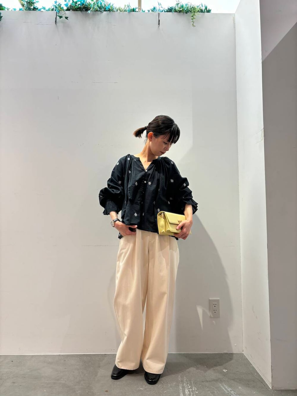 ブラック系のローファー、イエロー系のショルダーバッグ、ベージュ系のその他パンツを着用したレディースの夏コーディネートの2枚目の写真