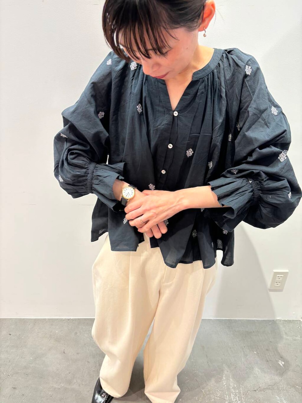 ブラック系のローファー、イエロー系のショルダーバッグ、ベージュ系のその他パンツを着用したレディースの夏コーディネートの3枚目の写真