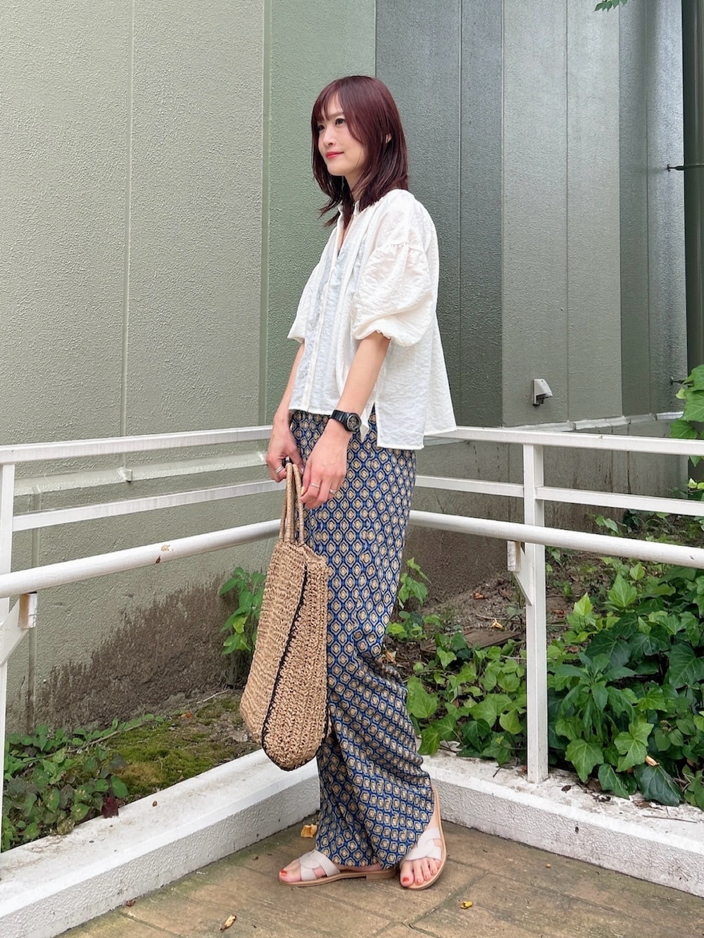 ホワイト系のシャツ/ブラウス、ブルー系のその他パンツ、ベージュ系のトートバッグを着用したレディースの夏コーディネートの4枚目の写真