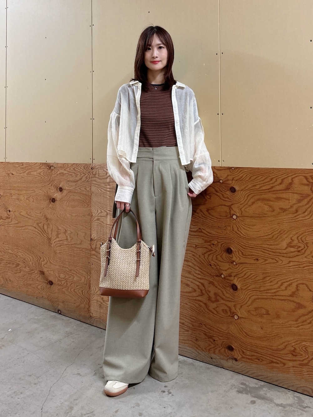 ホワイト系のシャツ/ブラウス、ブラウン系のTシャツ/カットソー、ベージュ系のその他パンツを着用したレディースの秋コーディネートの2枚目の写真