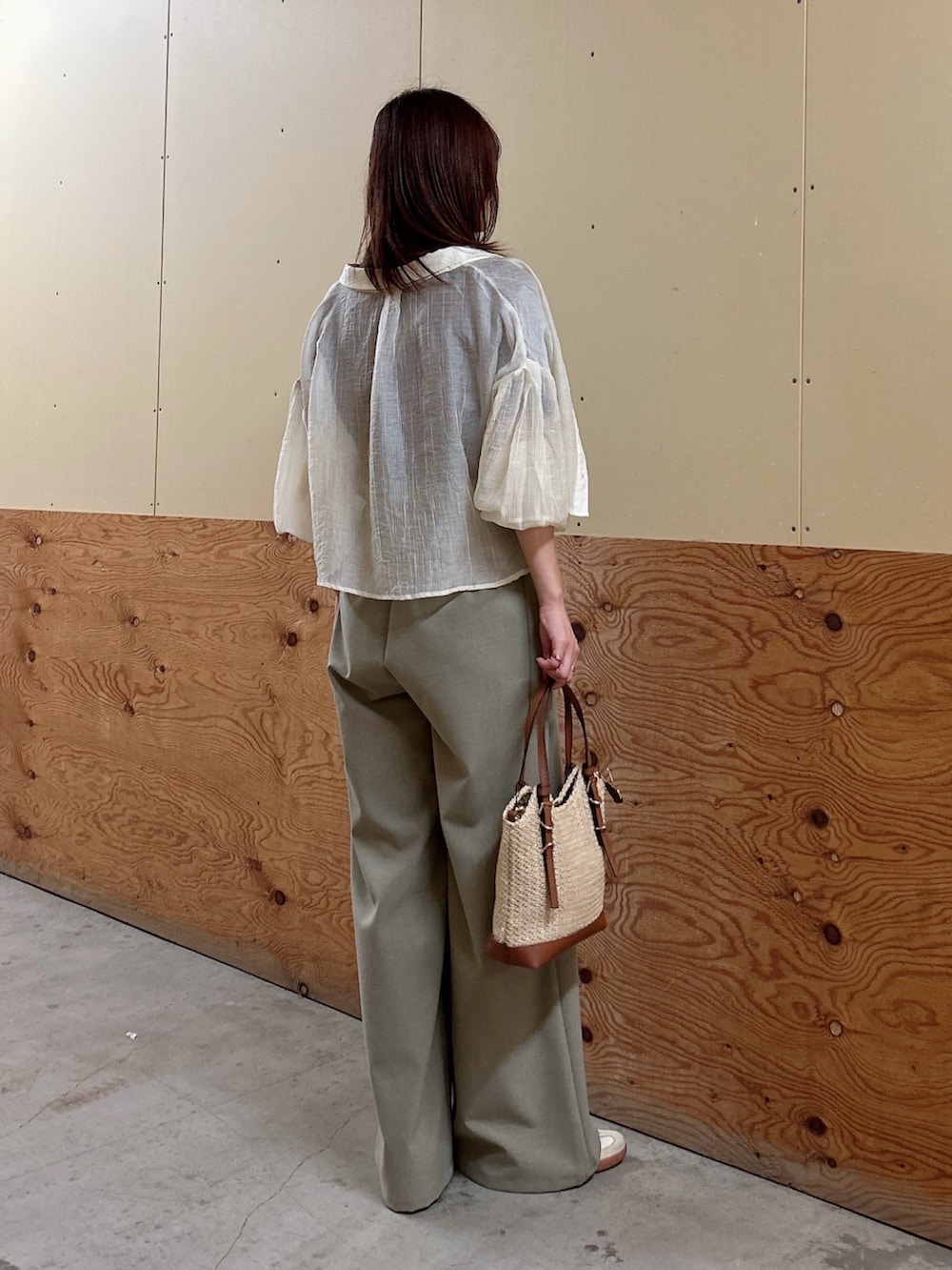 ホワイト系のシャツ/ブラウス、ブラウン系のTシャツ/カットソー、ベージュ系のその他パンツを着用したレディースの秋コーディネートの5枚目の写真