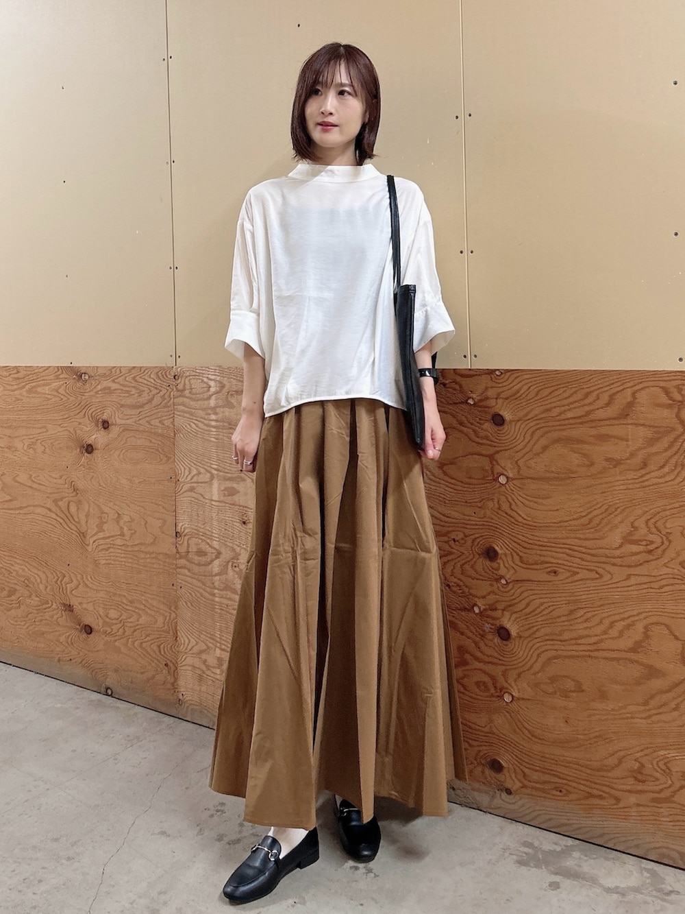 ホワイト系のシャツ/ブラウス、イエロー系のスカート、ブラック系のローファーを着用したレディースの秋コーディネートの2枚目の写真