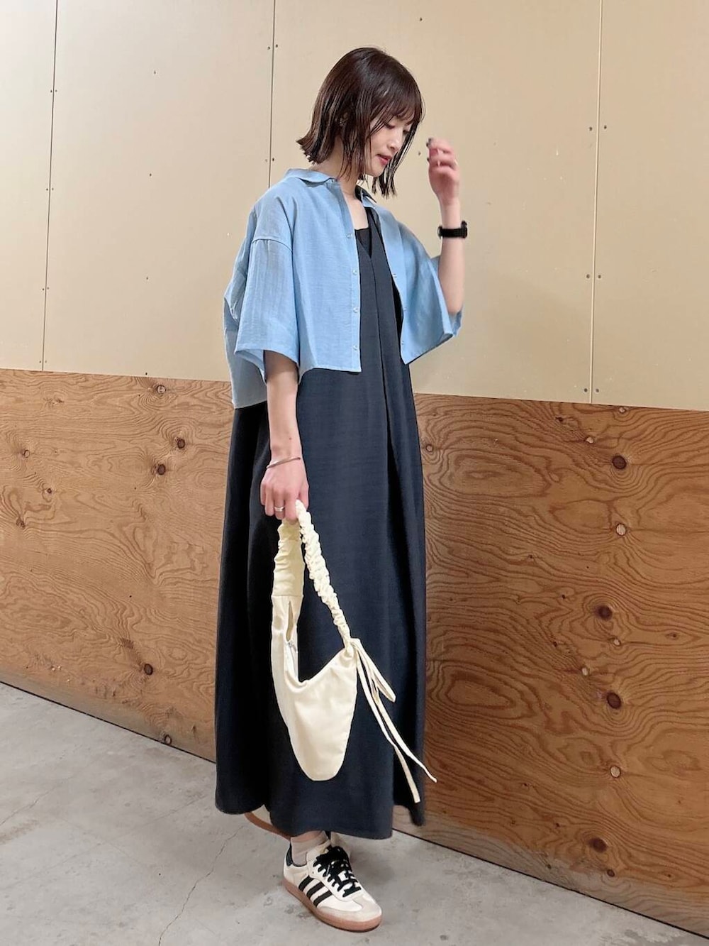「ワンピース、大人カジュアル、ママコーデ、スメリー、シアーシャツ、アイテムズアーバンリサーチ、30代、items、30代コーデ、40代、おでかけコーデ、ナチュラルコーデ、40代コーデ、骨格ナチュラル、イエベ春」｜「ITEMS URBANRESEARCHのフハクキリカエタンクトップ（Tシャツ/カットソー、ブラック系）」を使った、ERIKAさん（レディース・161cm）の春コーディネートの5枚目の写真