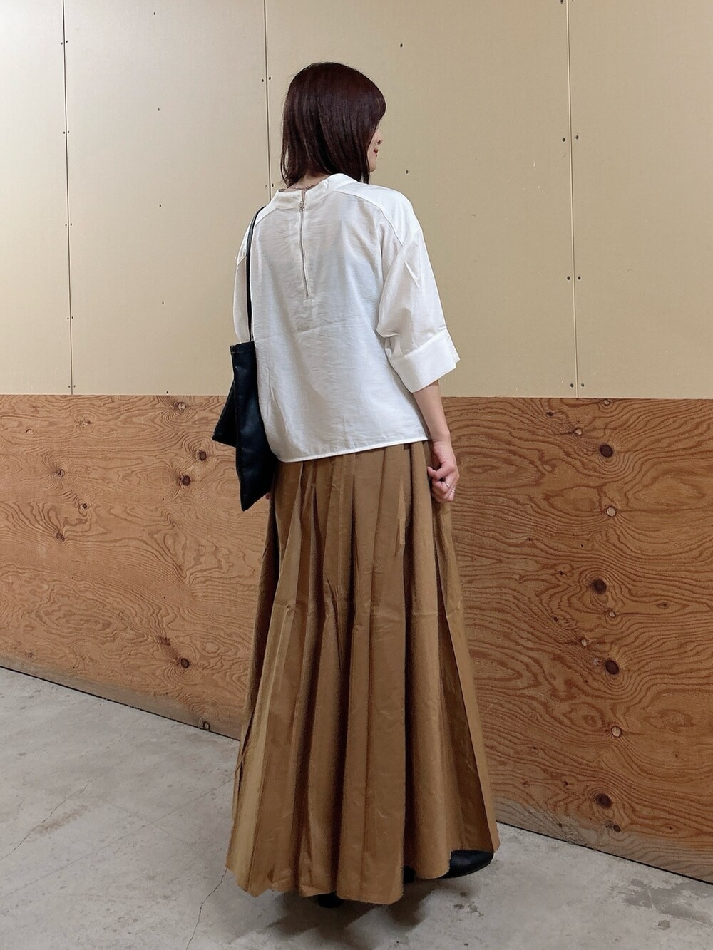 ホワイト系のシャツ/ブラウス、イエロー系のスカート、ブラック系のローファーを着用したレディースの秋コーディネートの5枚目の写真