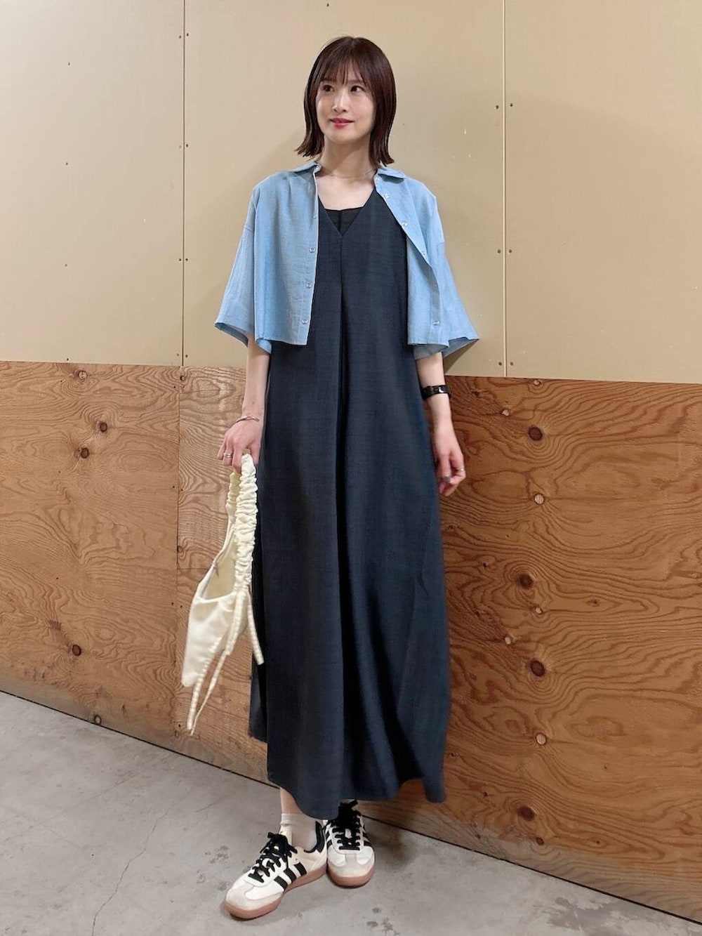 「ワンピース、大人カジュアル、ママコーデ、スメリー、シアーシャツ、アイテムズアーバンリサーチ、30代、items、30代コーデ、40代、おでかけコーデ、ナチュラルコーデ、40代コーデ、骨格ナチュラル、イエベ春」｜「ITEMS URBANRESEARCHのフハクキリカエタンクトップ（Tシャツ/カットソー、ブラック系）」を使った、ERIKAさん（レディース・161cm）の春コーディネートの2枚目の写真