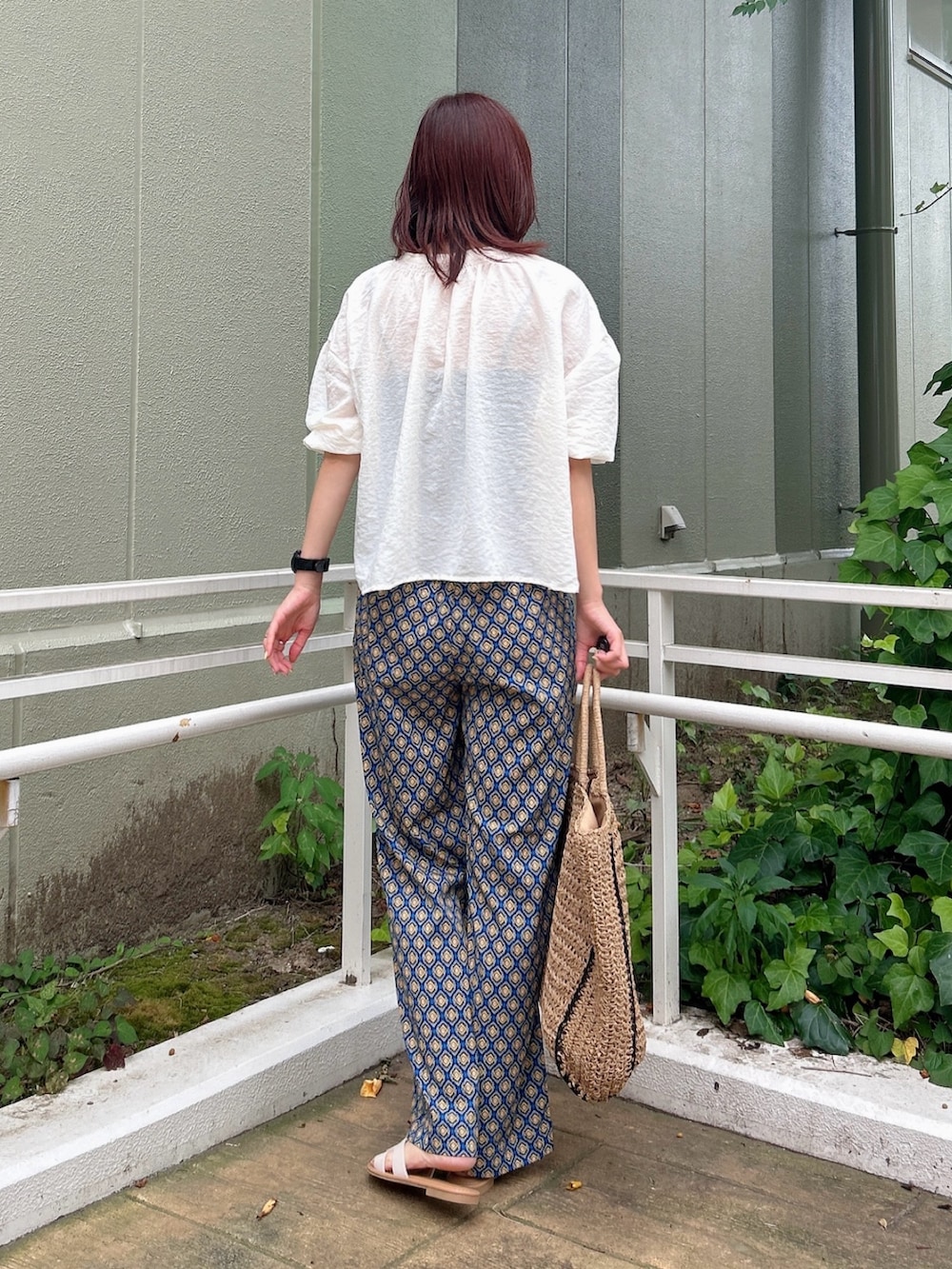 ホワイト系のシャツ/ブラウス、ブルー系のその他パンツ、ベージュ系のトートバッグを着用したレディースの夏コーディネートの5枚目の写真