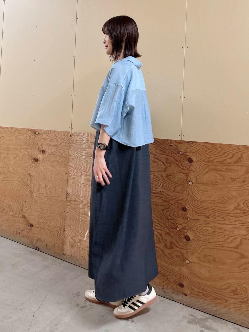 「ワンピース、大人カジュアル、ママコーデ、スメリー、シアーシャツ、アイテムズアーバンリサーチ、30代、items、30代コーデ、40代、おでかけコーデ、ナチュラルコーデ、40代コーデ、骨格ナチュラル、イエベ春」｜「ITEMS URBANRESEARCHのフハクキリカエタンクトップ（Tシャツ/カットソー、ブラック系）」を使った、ERIKAさん（レディース・161cm）の春コーディネートの4枚目の写真