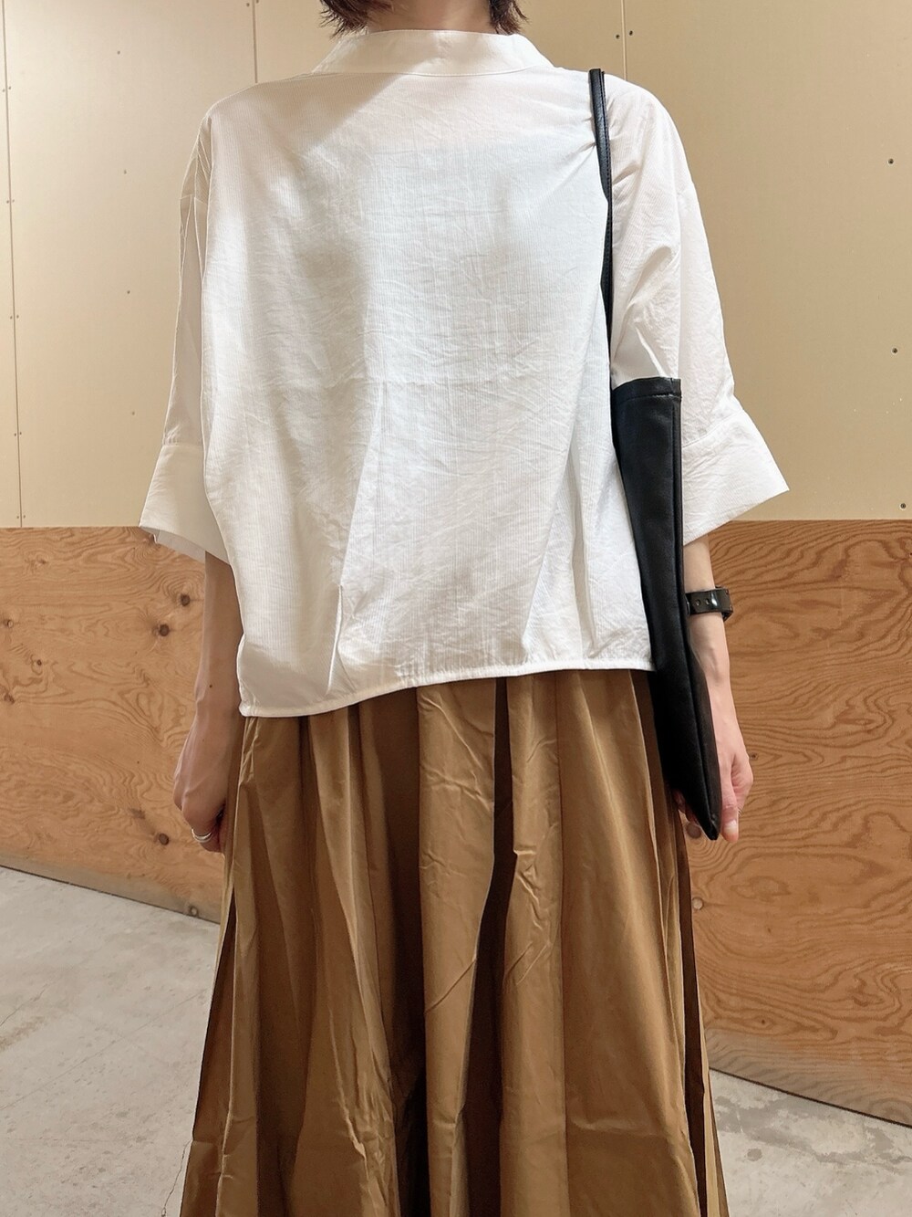 ホワイト系のシャツ/ブラウス、イエロー系のスカート、ブラック系のローファーを着用したレディースの秋コーディネートの7枚目の写真