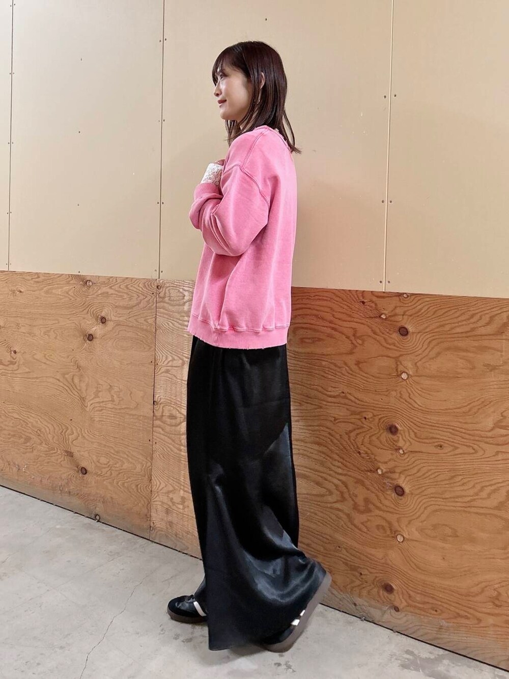 ブラック系のスカート、ホワイト系のTシャツ/カットソー、レッド系のスウェットを着用したレディースの春コーディネートの4枚目の写真