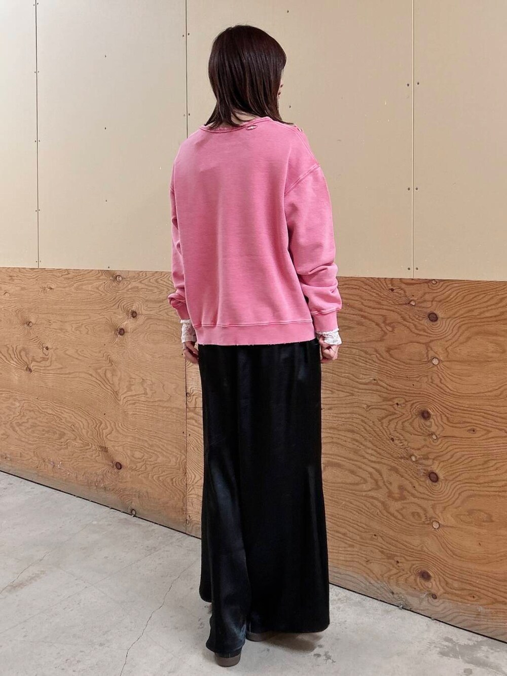 ブラック系のスカート、ホワイト系のTシャツ/カットソー、レッド系のスウェットを着用したレディースの春コーディネートの5枚目の写真