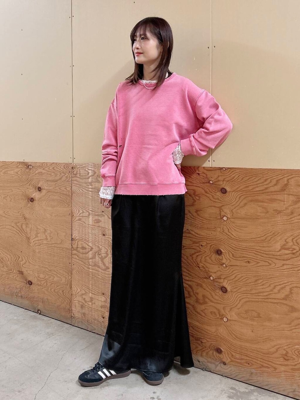 ブラック系のスカート、ホワイト系のTシャツ/カットソー、レッド系のスウェットを着用したレディースの春コーディネートの2枚目の写真