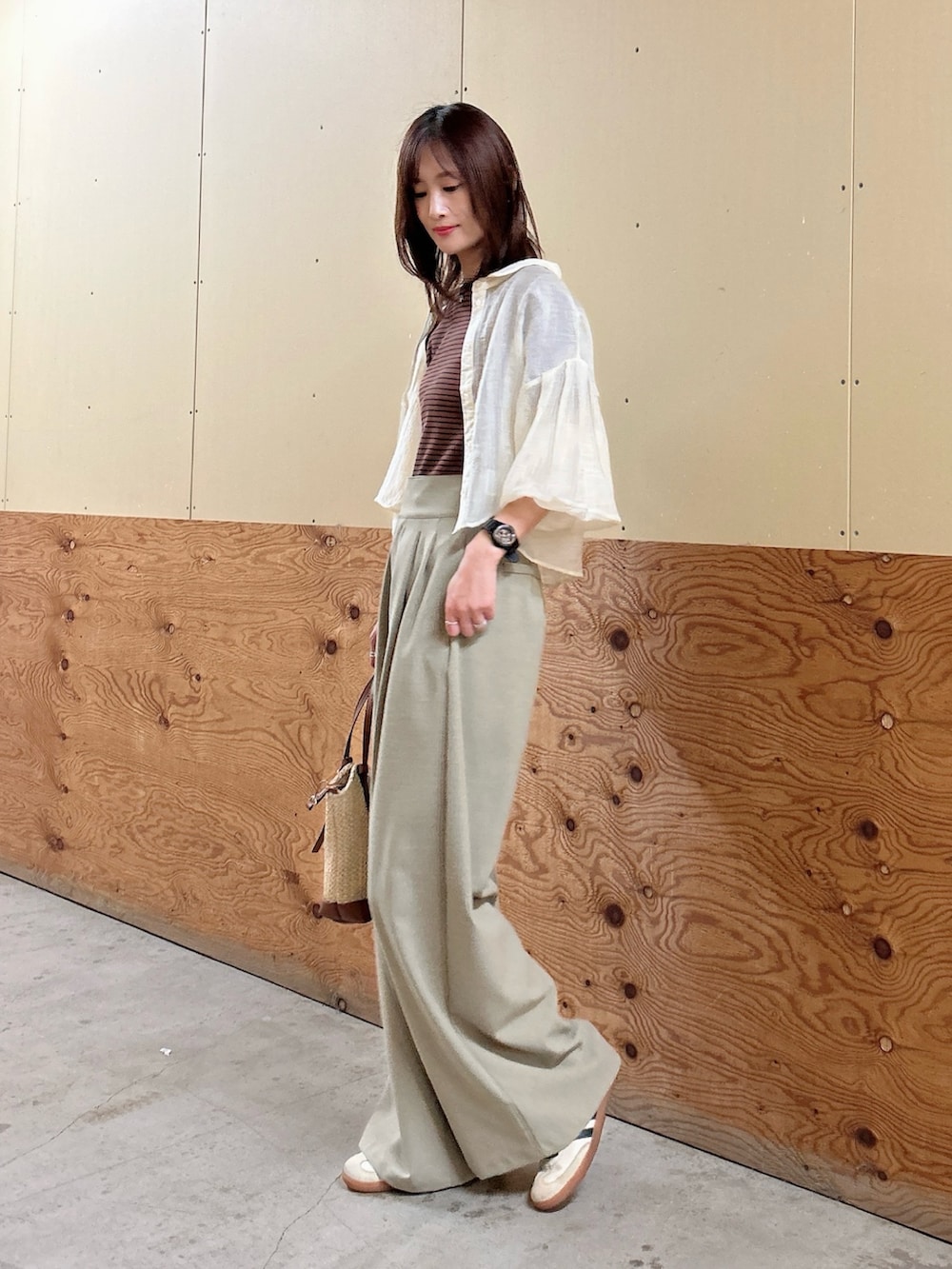 ホワイト系のシャツ/ブラウス、ブラウン系のTシャツ/カットソー、ベージュ系のその他パンツを着用したレディースの秋コーディネートの4枚目の写真