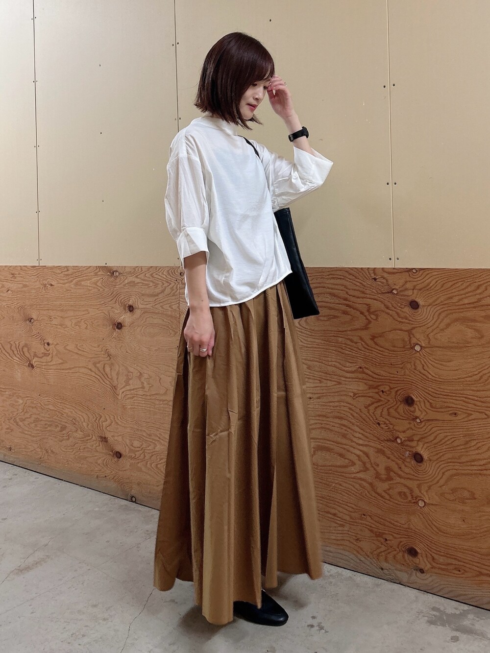 ホワイト系のシャツ/ブラウス、イエロー系のスカート、ブラック系のローファーを着用したレディースの秋コーディネートの6枚目の写真