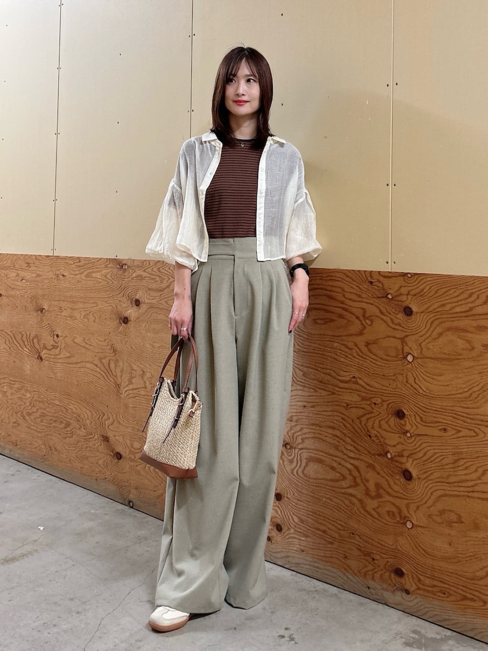 ホワイト系のシャツ/ブラウス、ブラウン系のTシャツ/カットソー、ベージュ系のその他パンツを着用したレディースの秋コーディネートの3枚目の写真