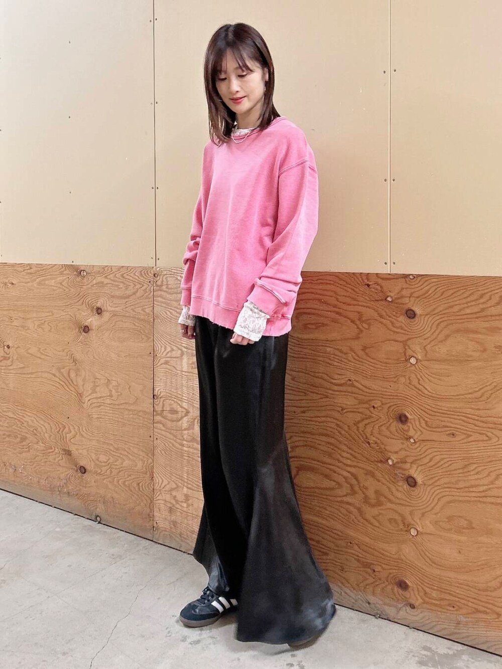 ブラック系のスカート、ホワイト系のTシャツ/カットソー、レッド系のスウェットを着用したレディースの春コーディネートの3枚目の写真