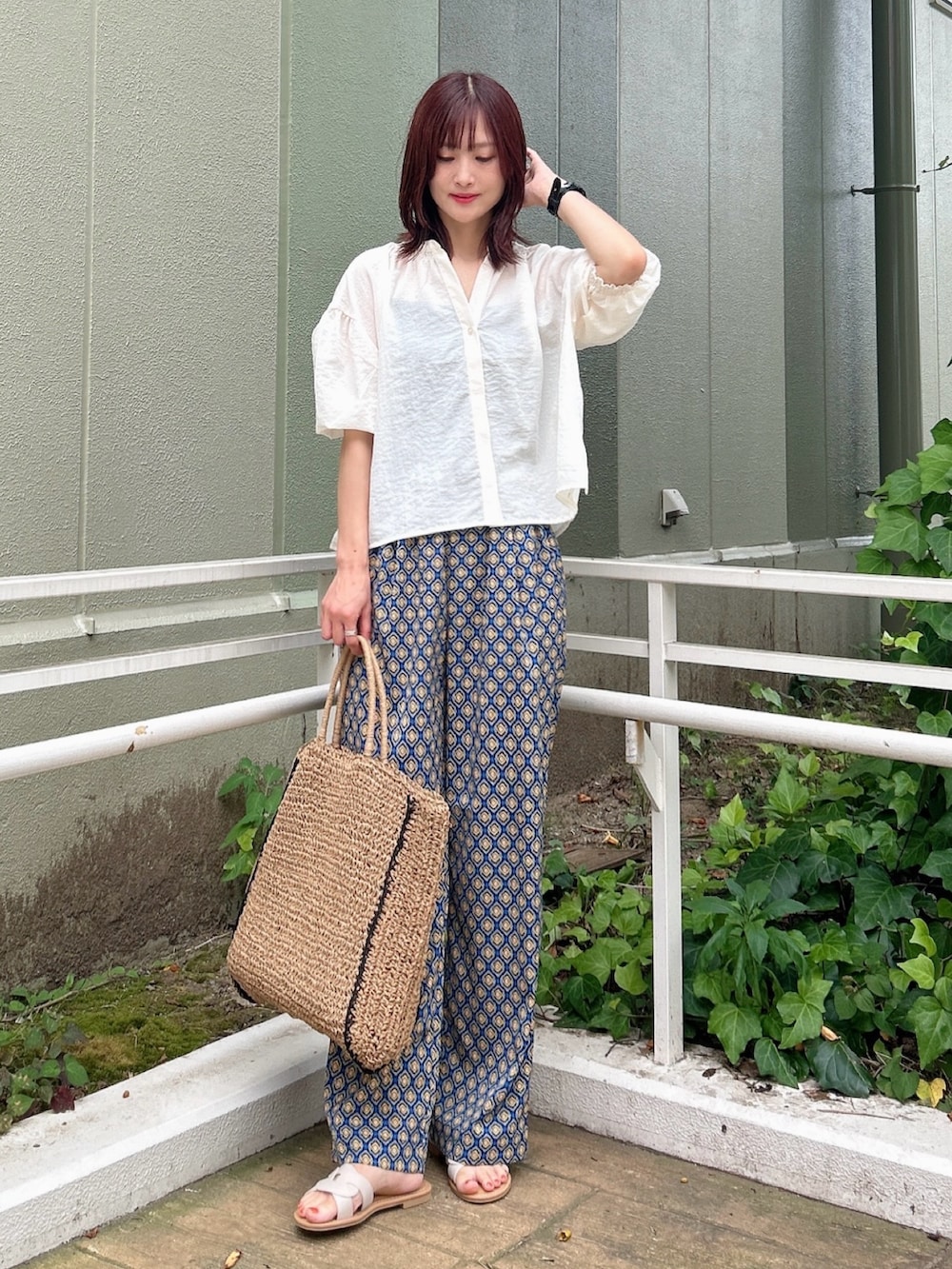 ホワイト系のシャツ/ブラウス、ブルー系のその他パンツ、ベージュ系のトートバッグを着用したレディースの夏コーディネートの2枚目の写真