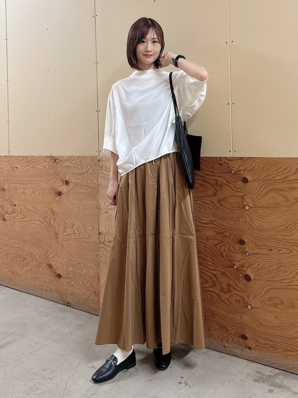 ホワイト系のシャツ/ブラウス、イエロー系のスカート、ブラック系のローファーを着用したレディースの秋コーディネートの3枚目の写真