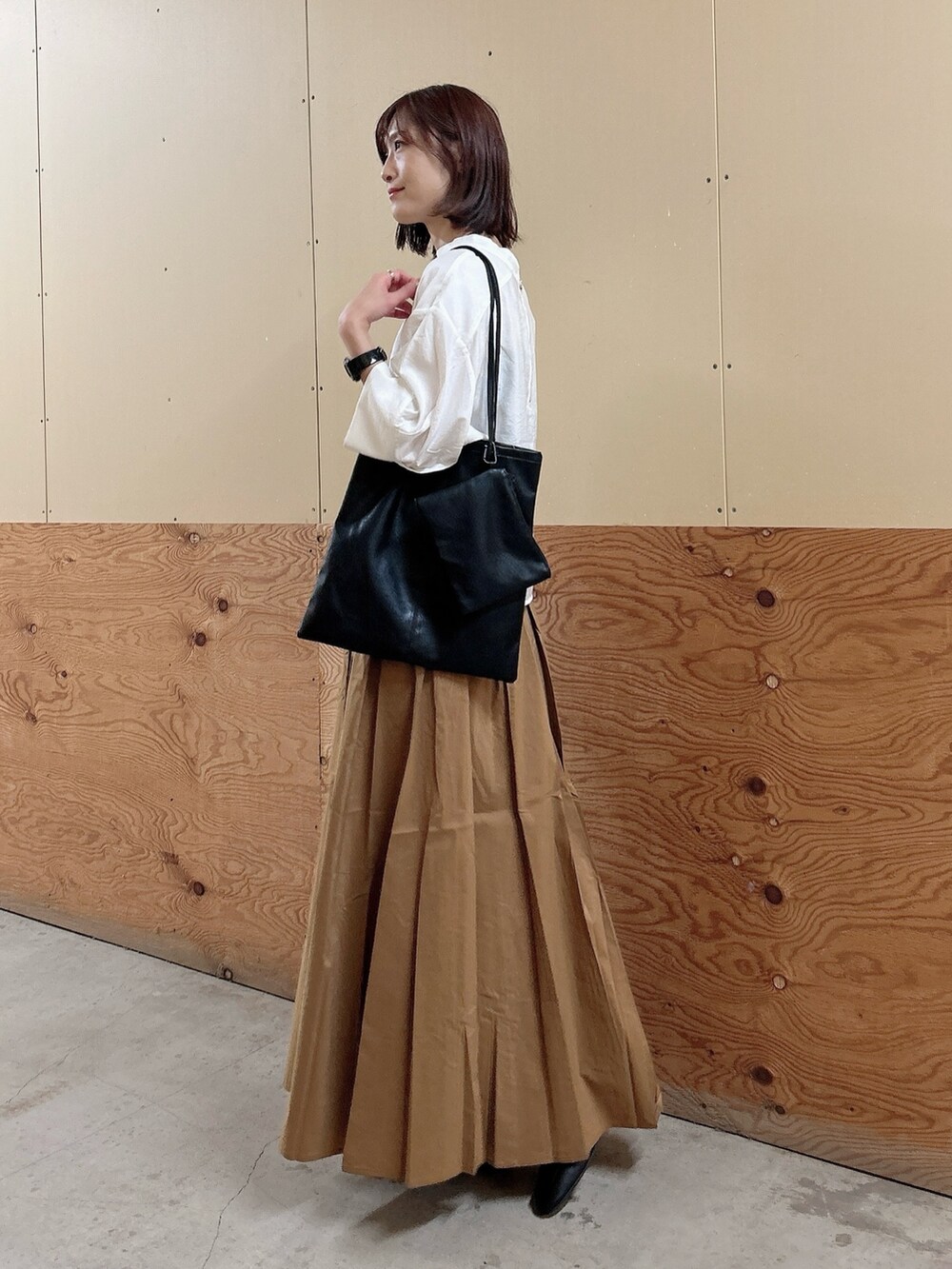 ホワイト系のシャツ/ブラウス、イエロー系のスカート、ブラック系のローファーを着用したレディースの秋コーディネートの4枚目の写真