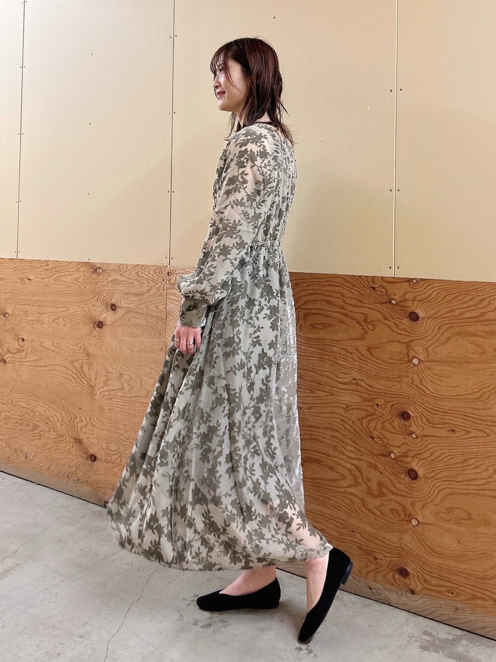 ベロアジャガードVネックワンピースを使った人気ファッション