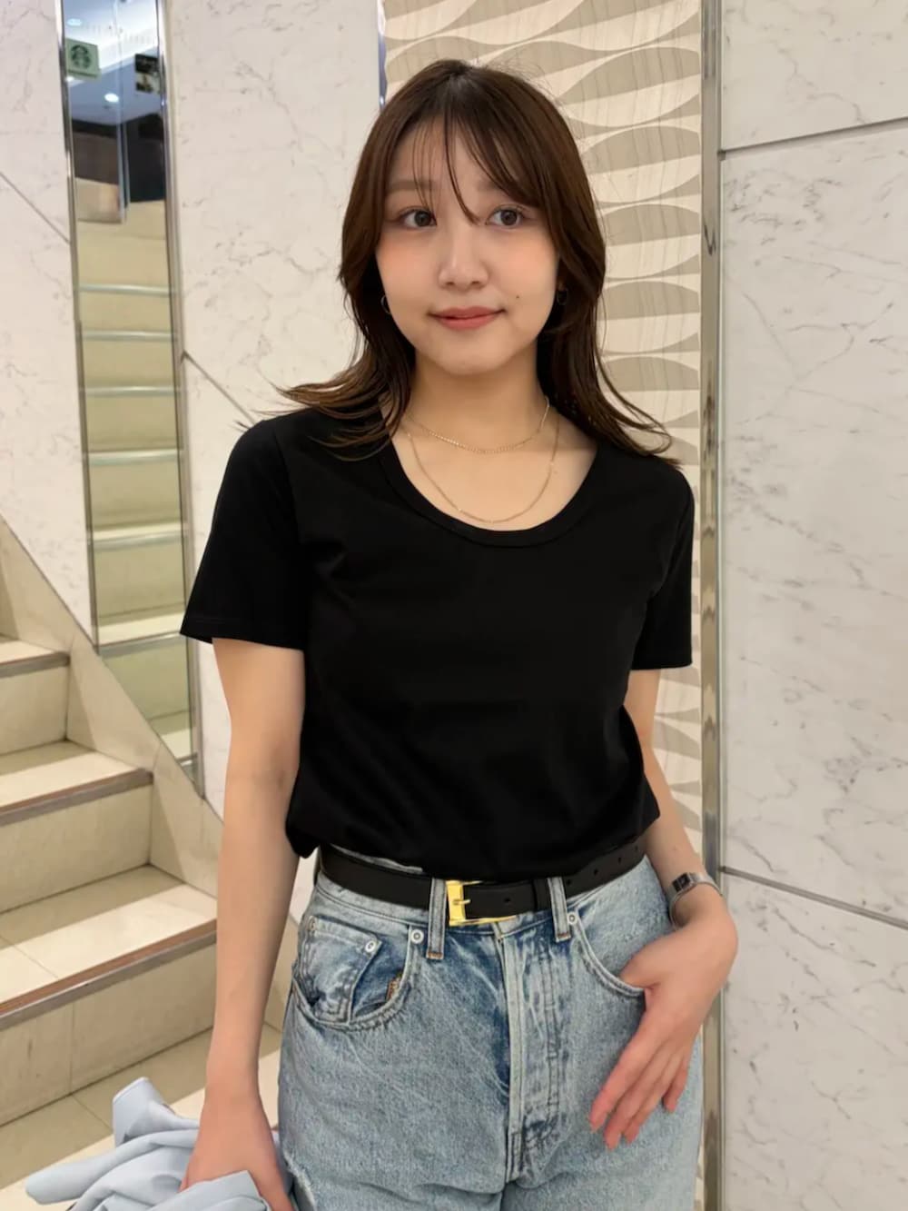 ブルー系のデニムパンツ、ブラック系のTシャツ/カットソーを着用したレディースの夏コーディネートの2枚目の写真