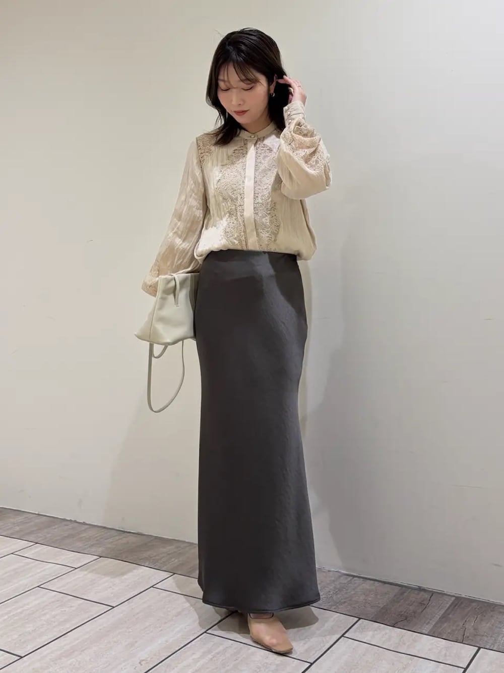 ベージュ系のシャツ/ブラウス、ブラウン系のスカートを着用したレディースの春コーディネートの3枚目の写真