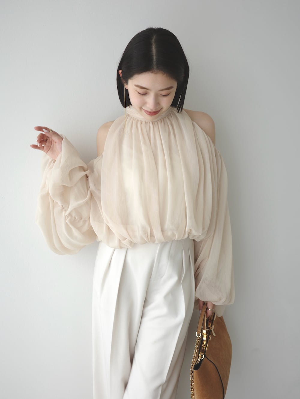 ベージュ系のシャツ/ブラウス、ホワイト系のその他パンツを着用したレディースの春コーディネートの3枚目の写真