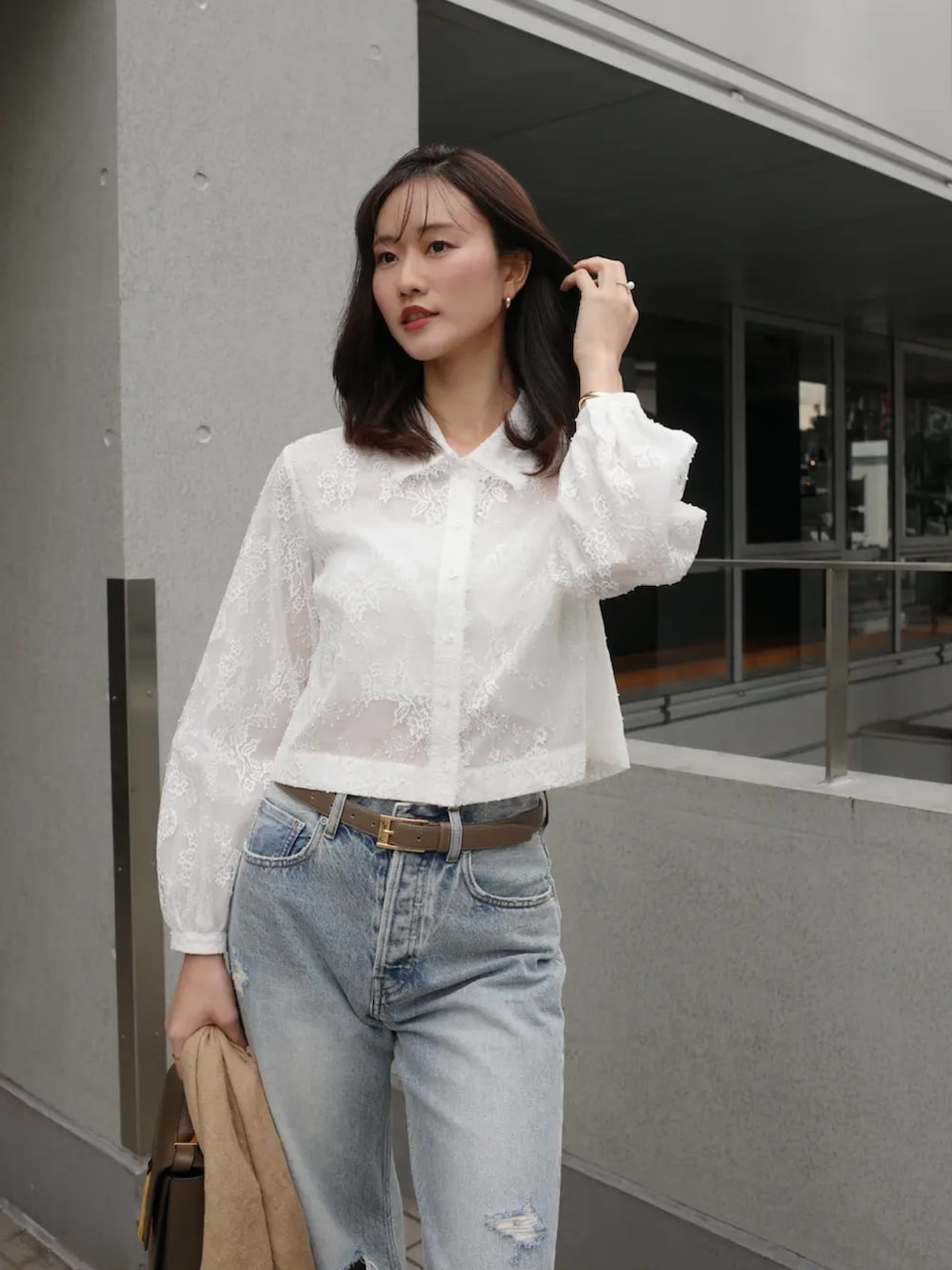 ホワイト系のシャツ/ブラウス、ブルー系のデニムパンツを着用したレディースの冬コーディネートの4枚目の写真