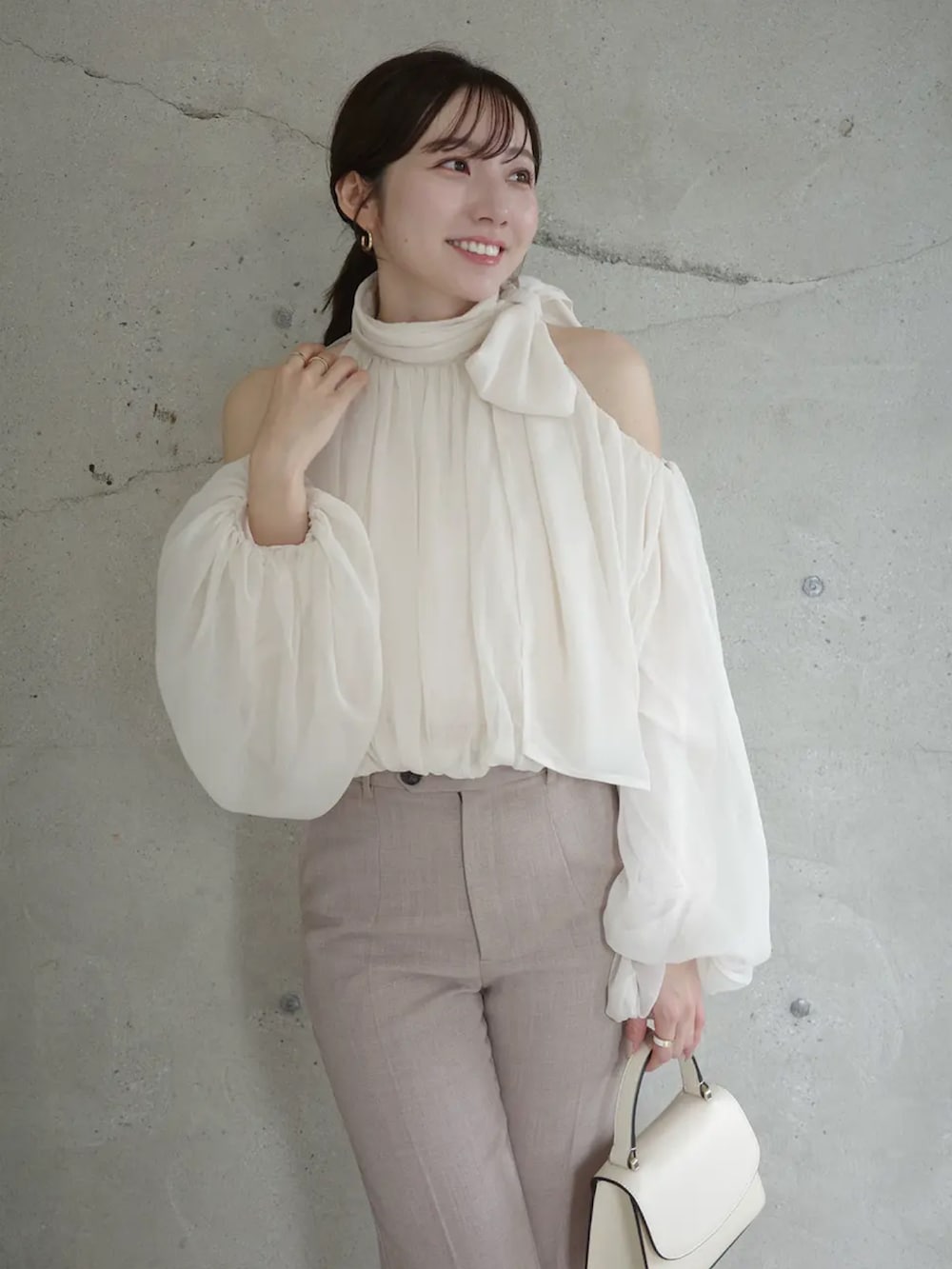 ホワイト系のシャツ/ブラウスを着用したレディースの春コーディネートの2枚目の写真