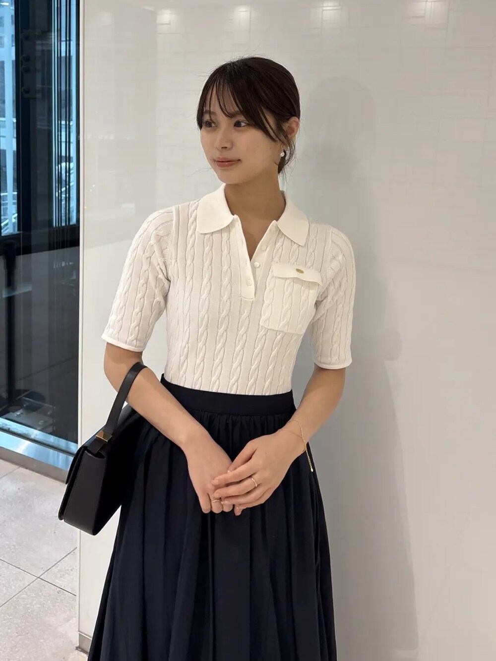 ホワイト系のワンピースを着用したレディースの冬コーディネートの2枚目の写真