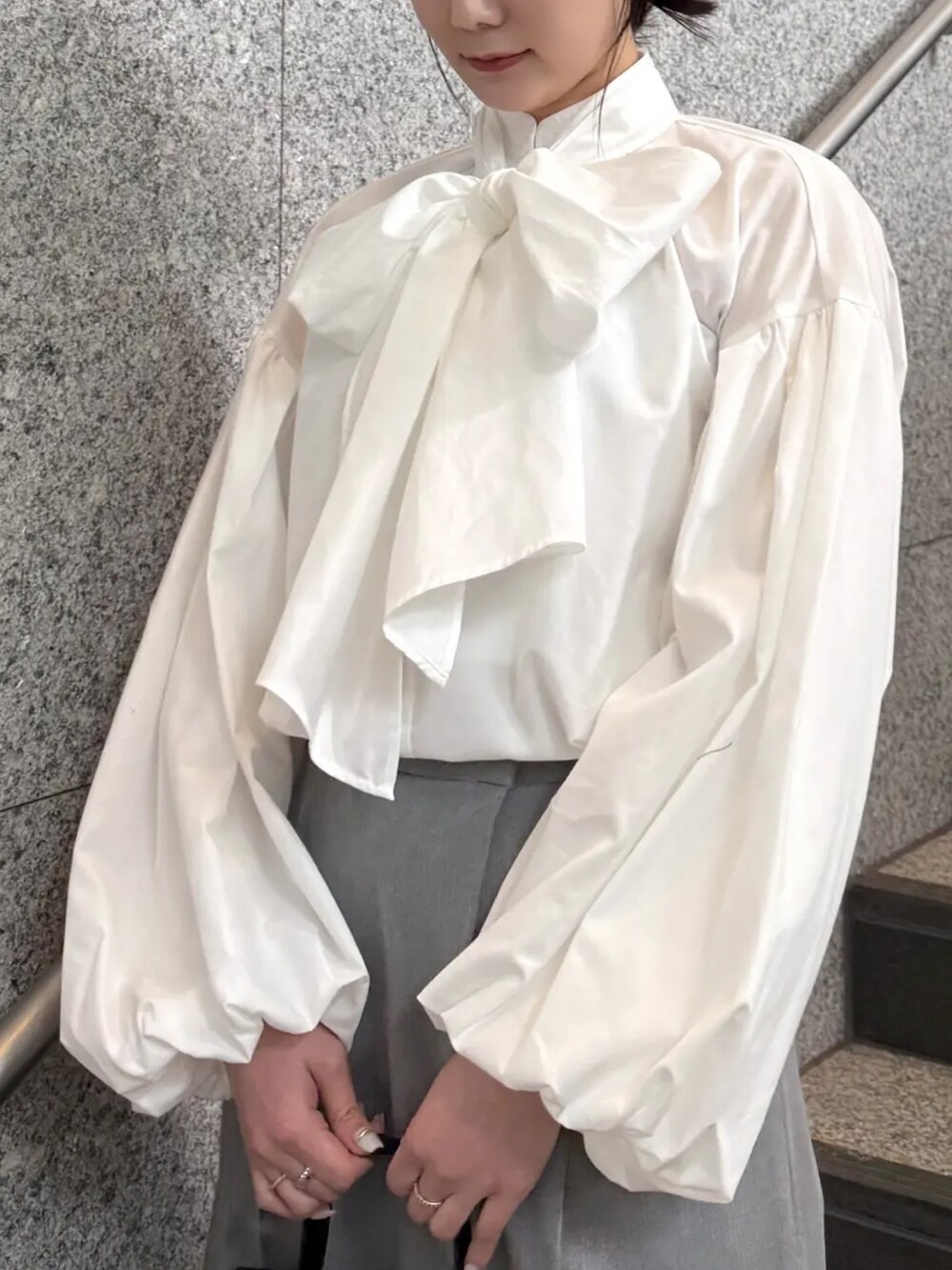 ホワイト系のシャツ/ブラウス、グレー系のその他パンツを着用したレディースの冬コーディネートの3枚目の写真