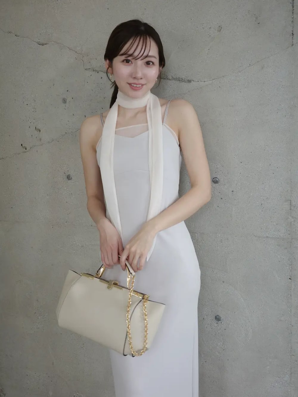 ホワイト系のワンピースを着用したレディースの春コーディネートの3枚目の写真